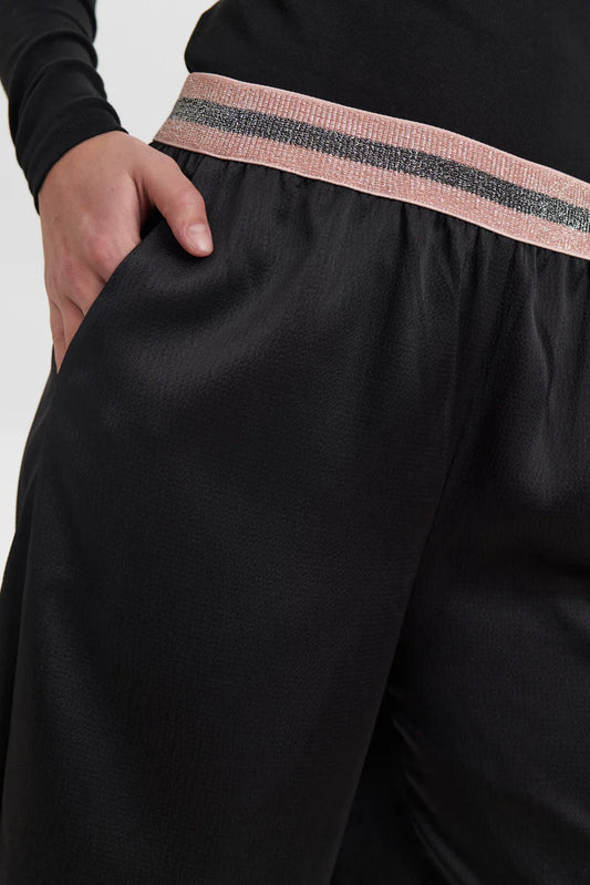 NuEsme buxur, svartar