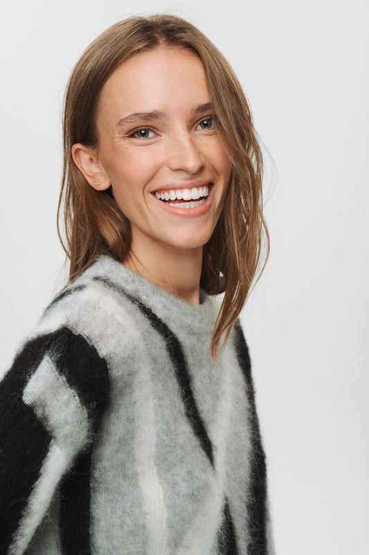 NuSuri brushed peysa, grá