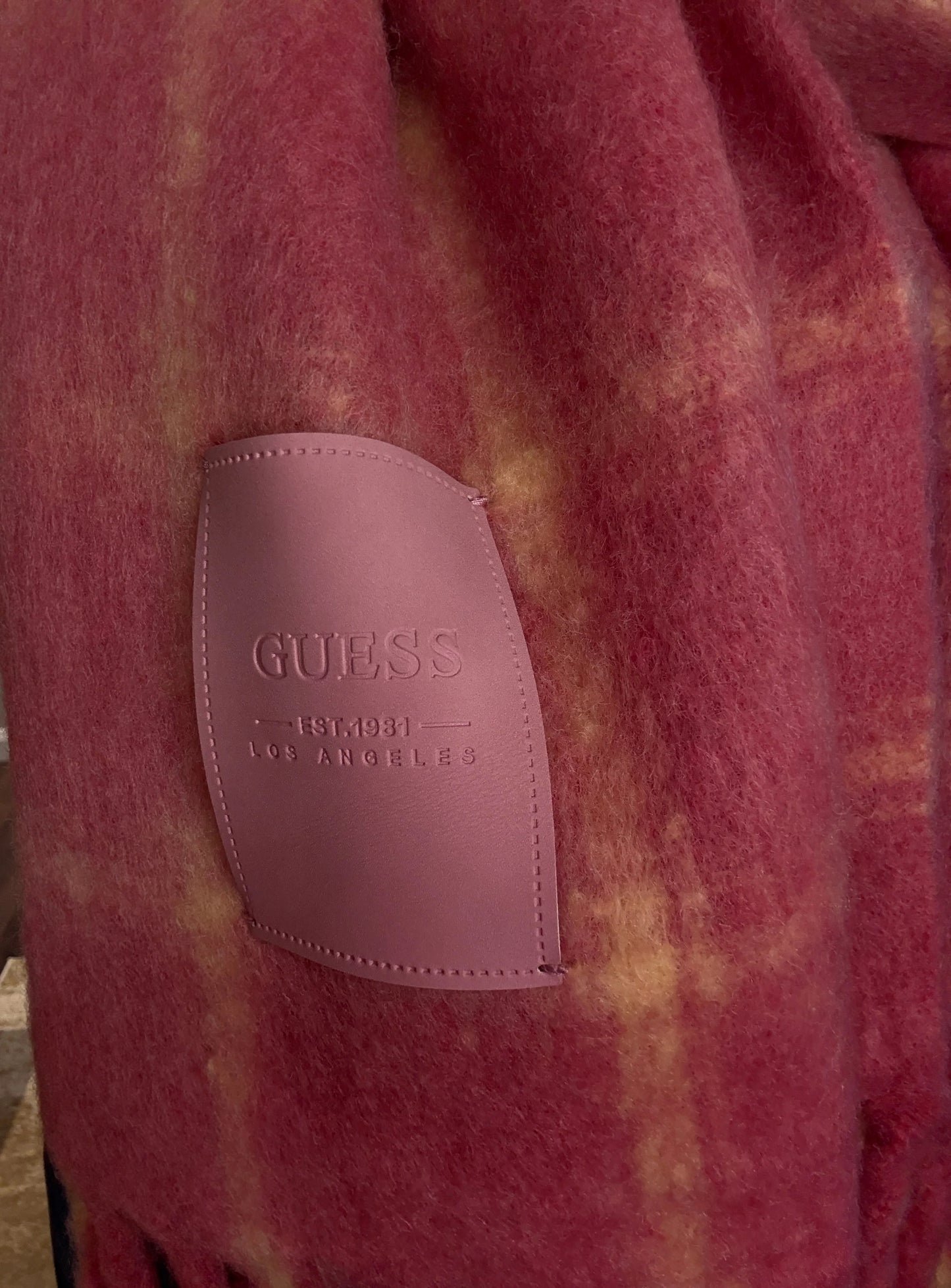 Guess trefill, bleikur