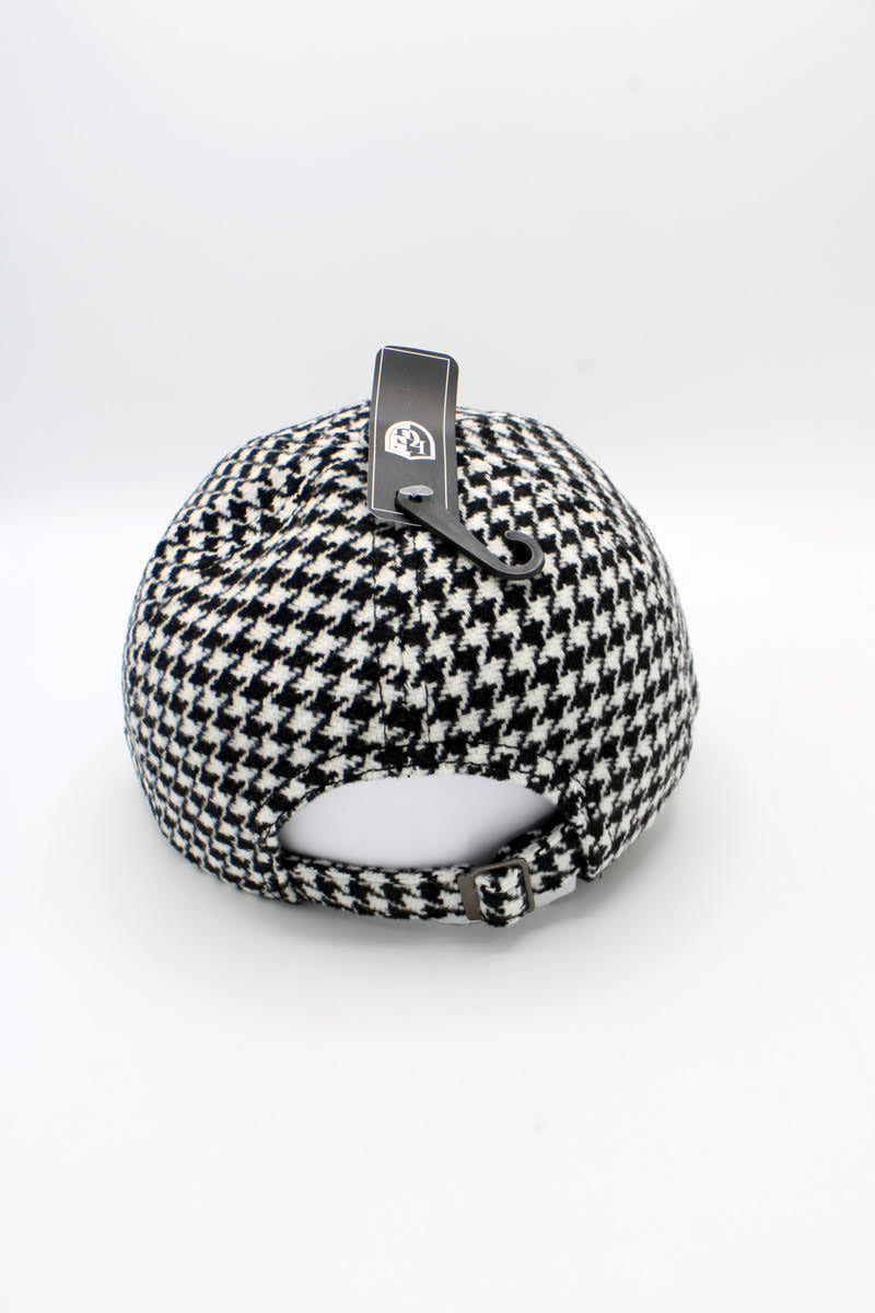 Derhúfa, hvít og svört