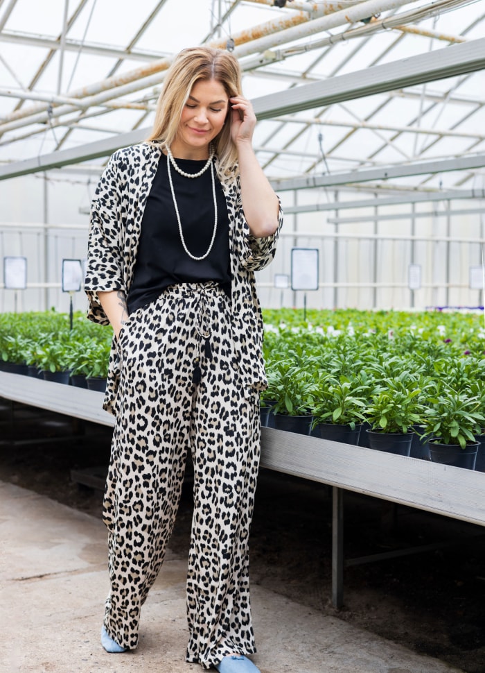 May stuttermabolur, svartur