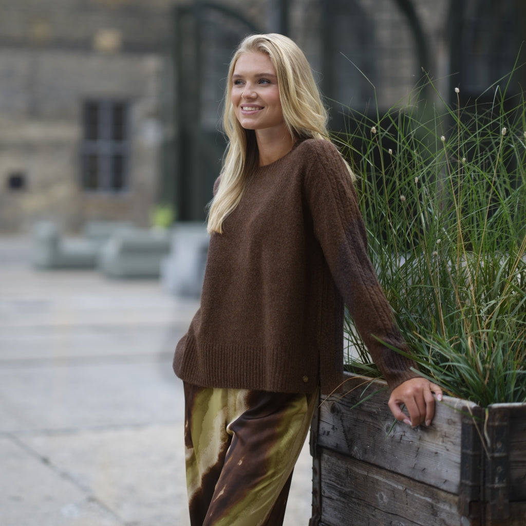 Zoe peysa, dökkbrún