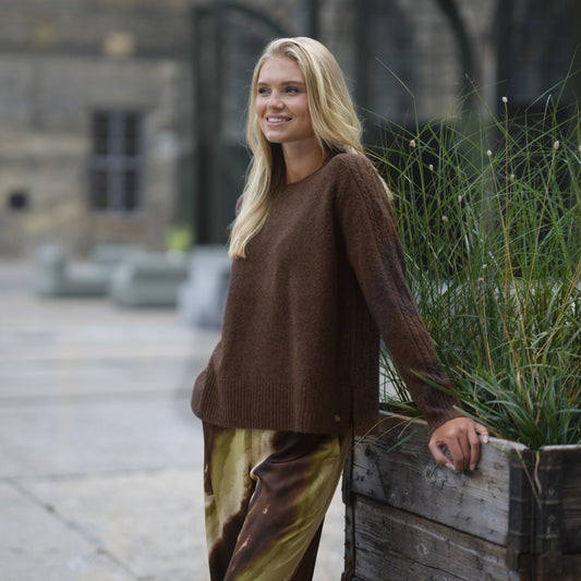 Zoe peysa, dökkbrún