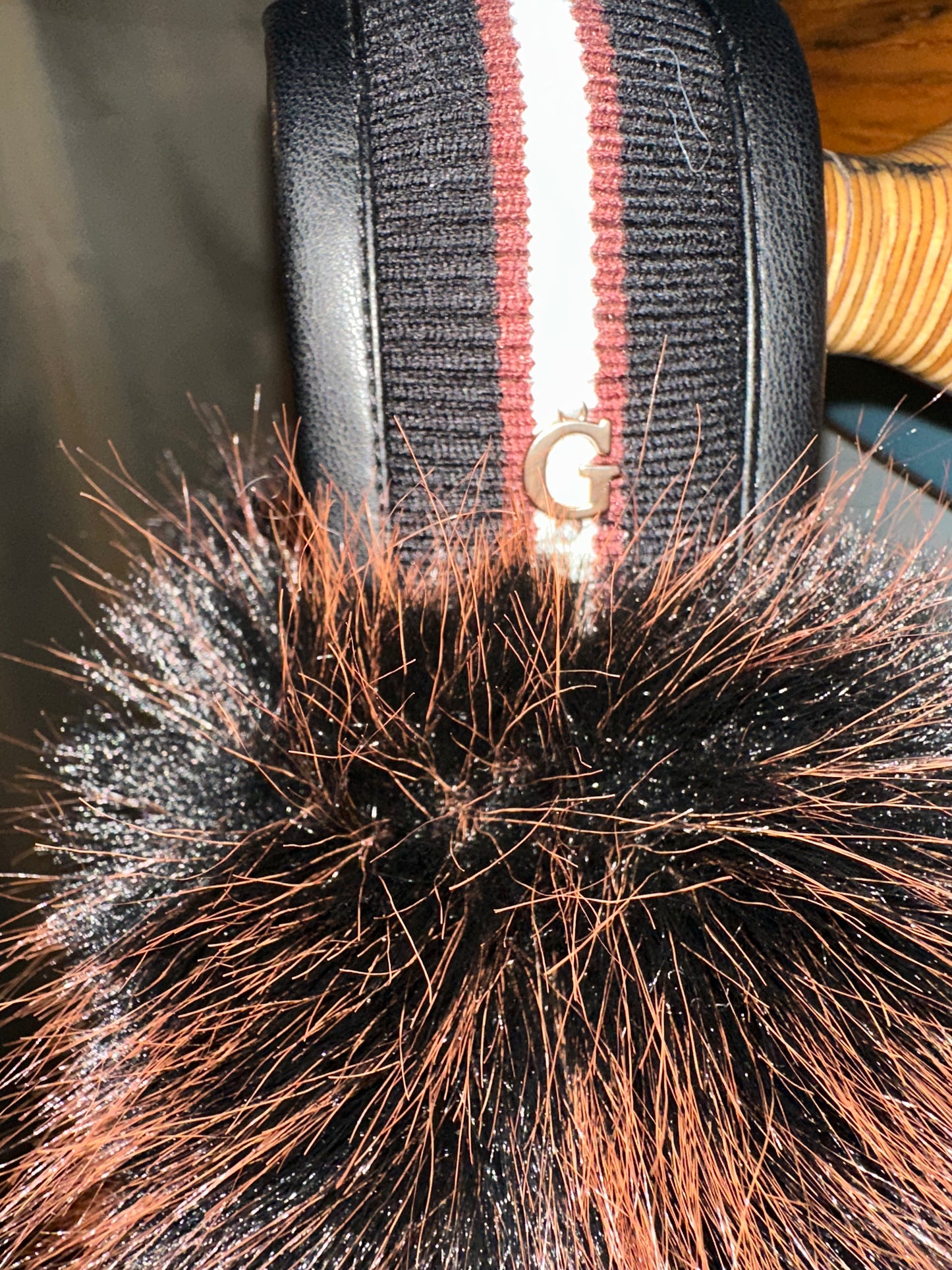 Guess loðtaska, ryðbrún