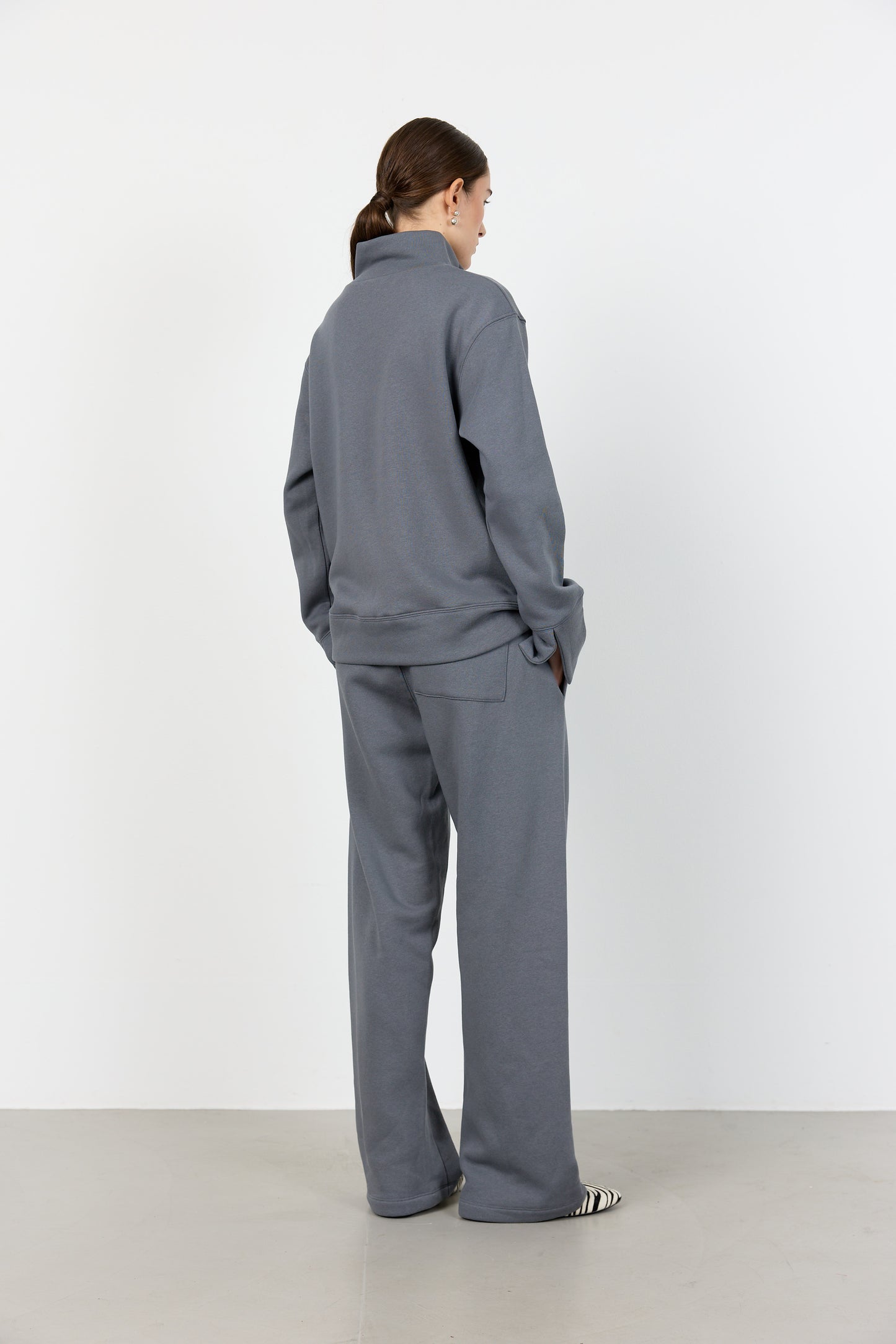 Nuka peysa, dökkgrá