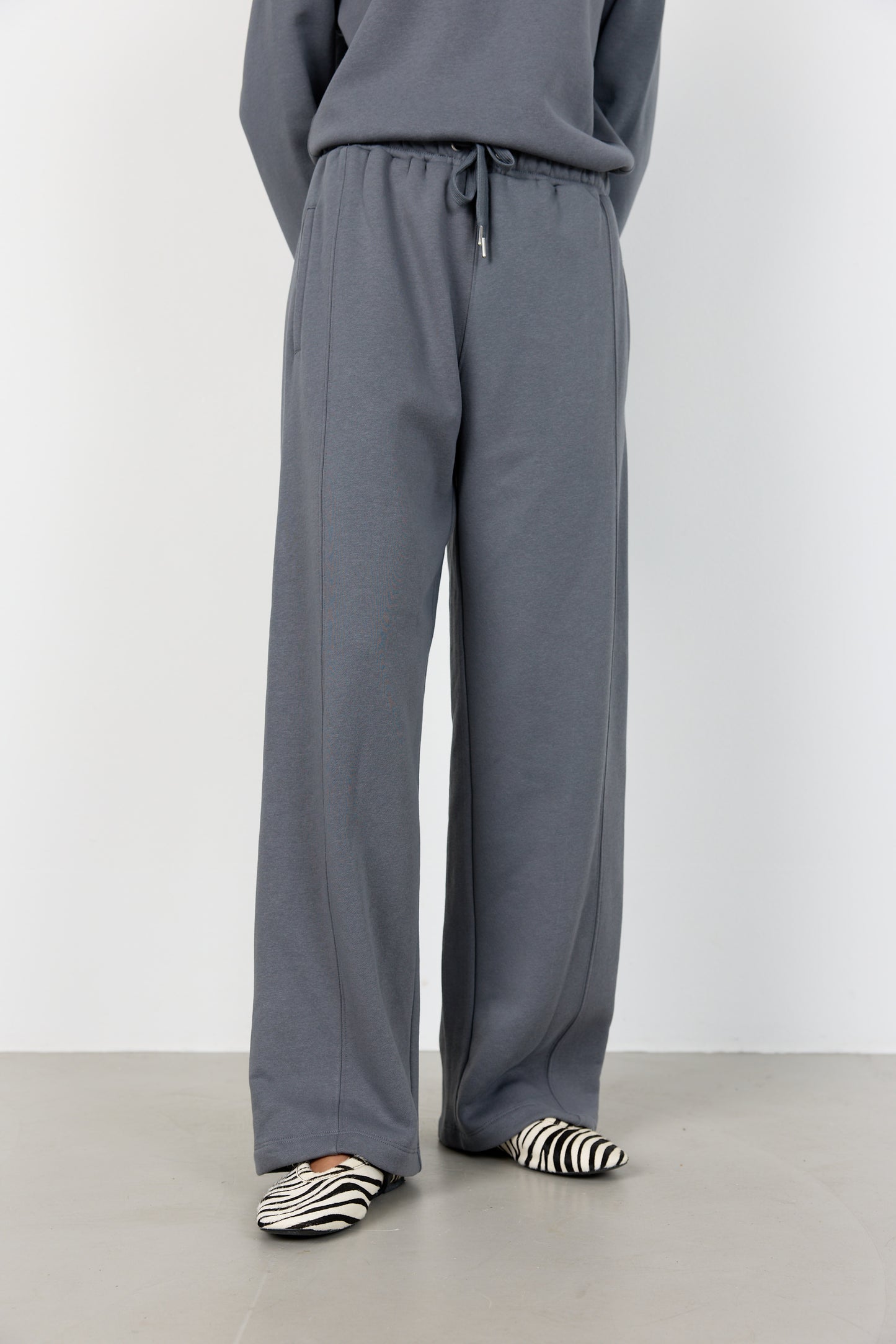 Nuka buxur, dökkgráar