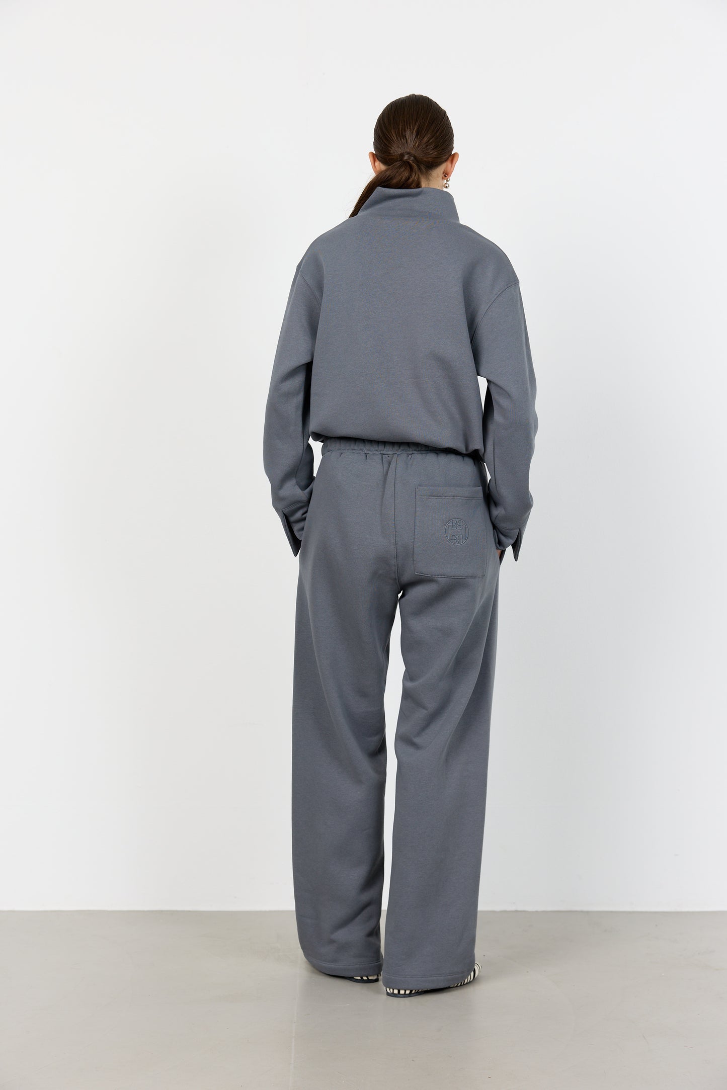 Nuka buxur, dökkgráar