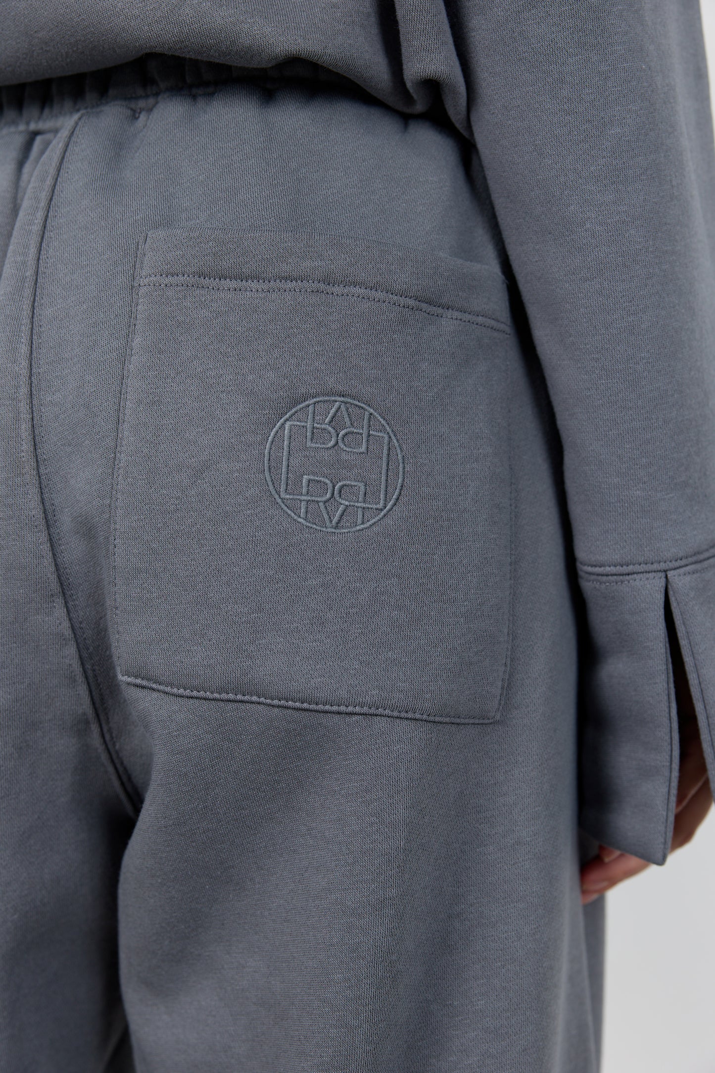 Nuka buxur, dökkgráar