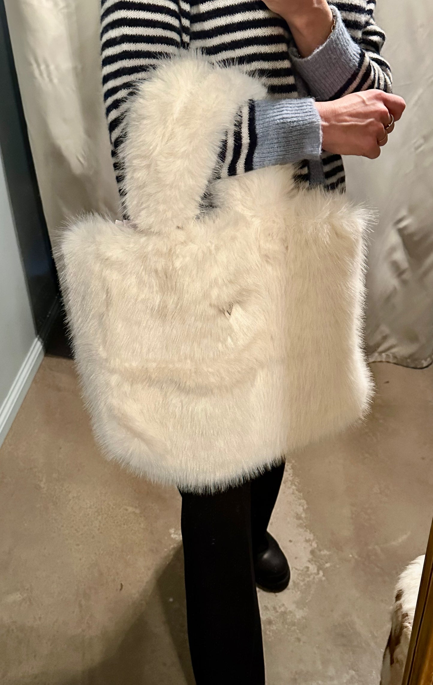 Guess loðtaska, hvít