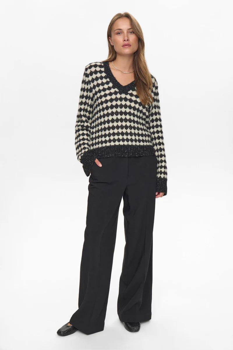 NuBila peysa, svört