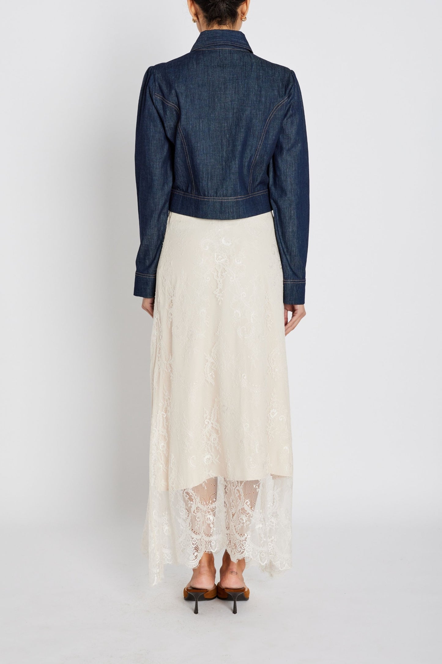 JuaniaBBIna pils, ljóst