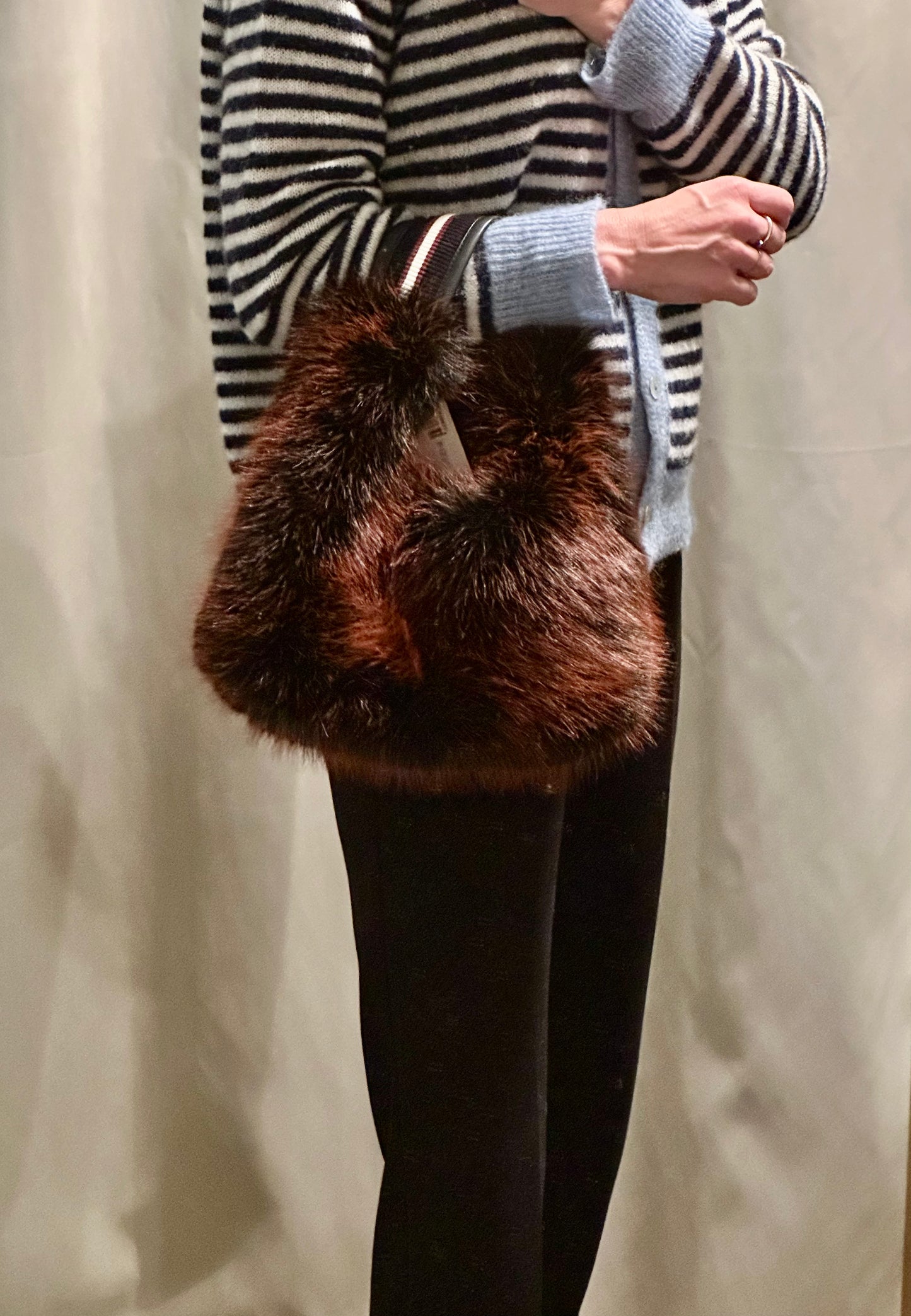 Guess loðtaska, ryðbrún