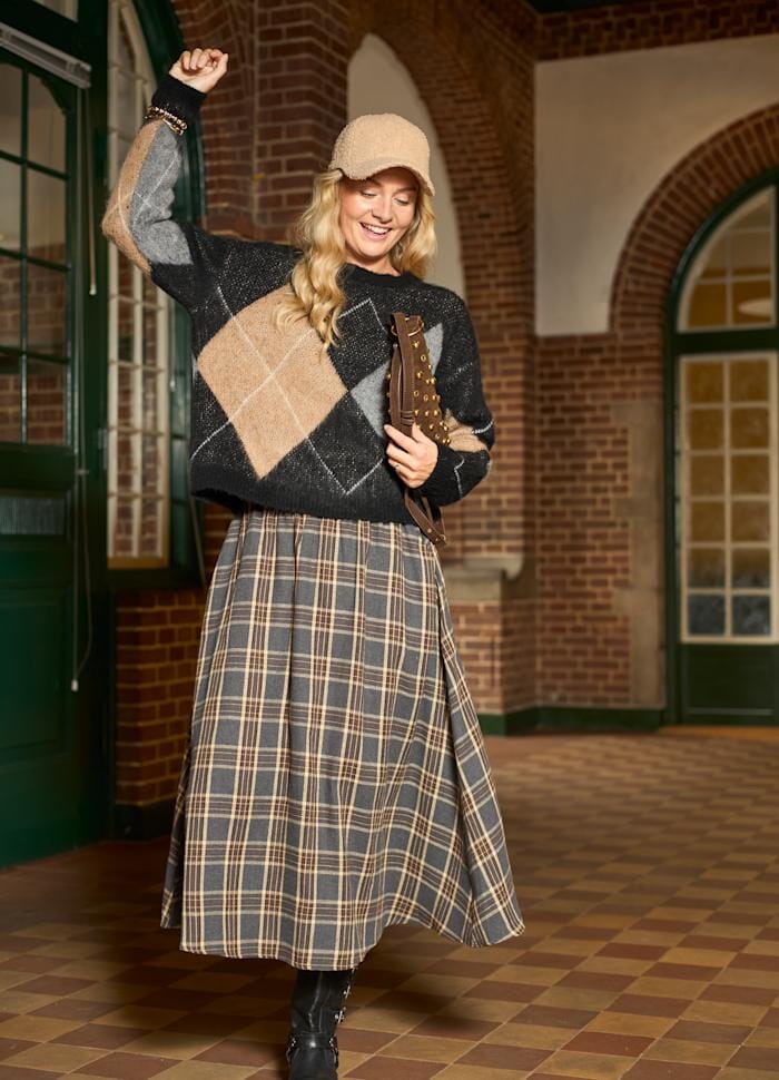 Beth lokuð peysa, svört