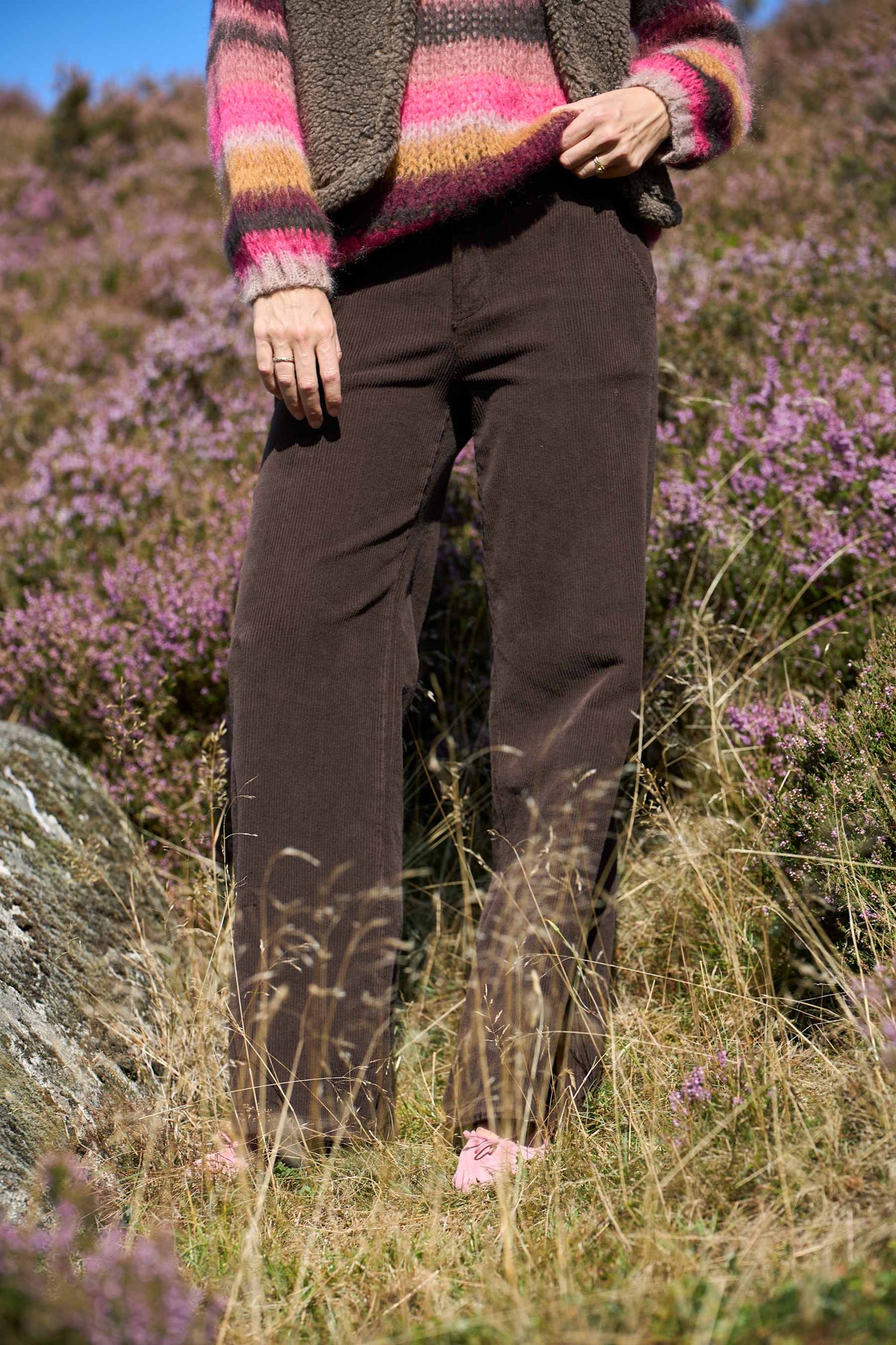 Cora flauelsbuxur, brúnar