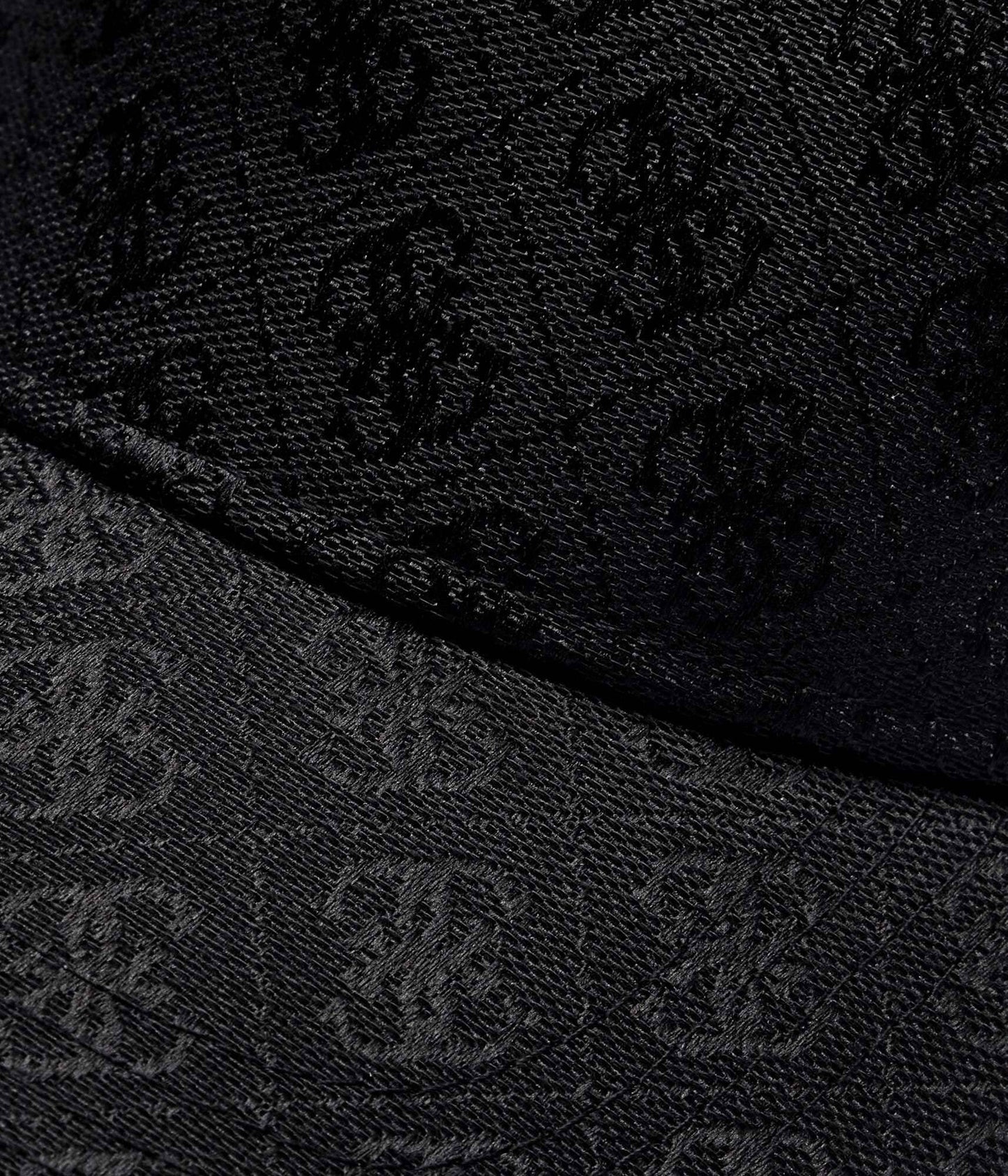 Guess derhúfa, lógó svört